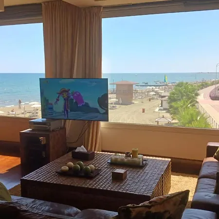 Quattro Sea View Beachfront Ap 6 شقة *