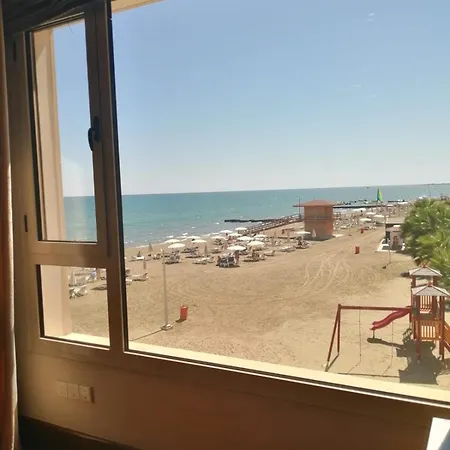 Quattro Sea View Beachfront Ap 6 * لارنكا